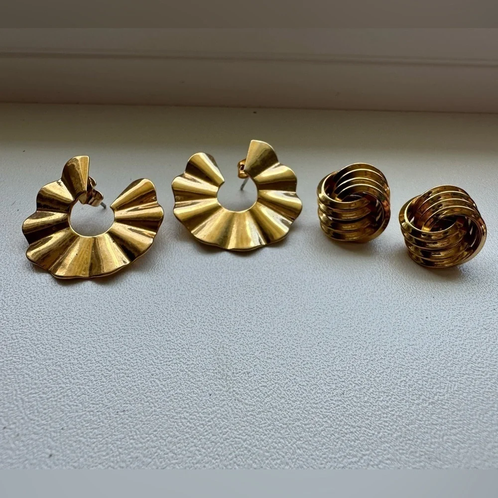Set of 2 Vintage 1980's Gold Colored Earrings